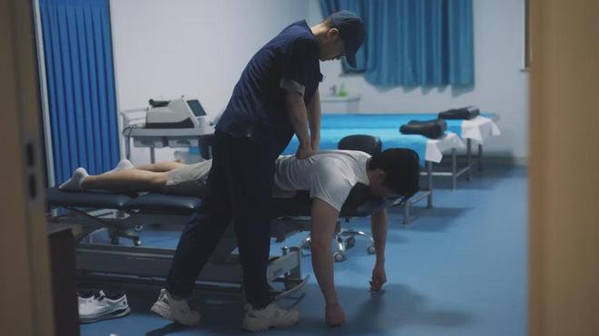 我问老公，张馨予那么有钱，为什么买一辆15万的车？老公说，不是他们买不起，而是何捷不想让人说闲话。