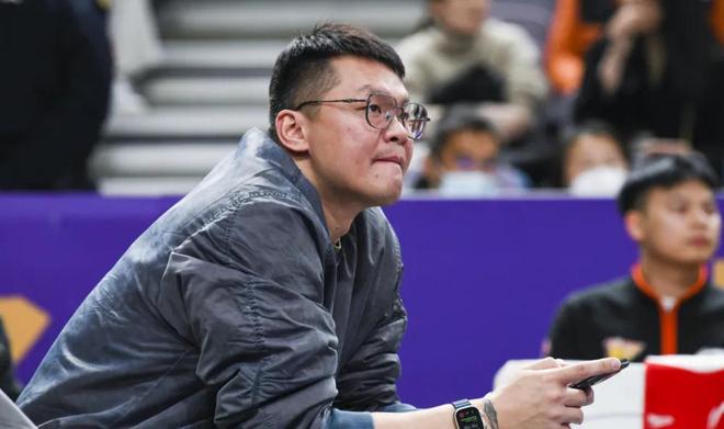 四国邀请赛再尝败绩,山东男篮69‑79输给澳大利亚骑士遭遇两连败,高压之下投篮失准失误扎堆,跟不上节奏,阵地进攻手段单一亟待改善
