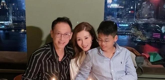 越扒越有！古柯再曝刘晓庆猛料，庆奶不慌，两人私密事仅冰山一角