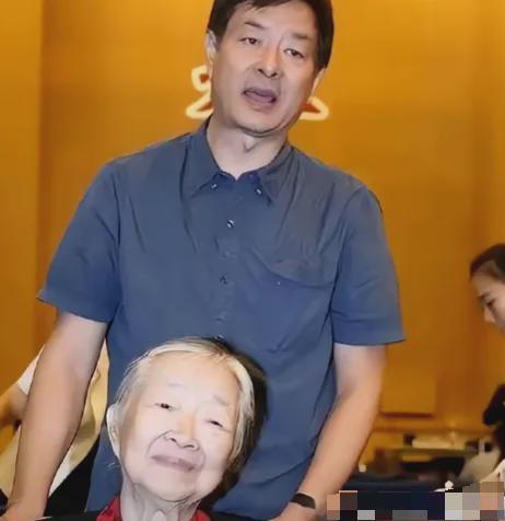 无处不在!特朗普抢镜世界杯颁奖典礼后,遭全网恶搞
