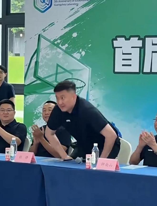 四国邀请赛再尝败绩,山东男篮69‑79输给澳大利亚骑士遭遇两连败,高压之下投篮失准失误扎堆,跟不上节奏,阵地进攻手段单一亟待改善