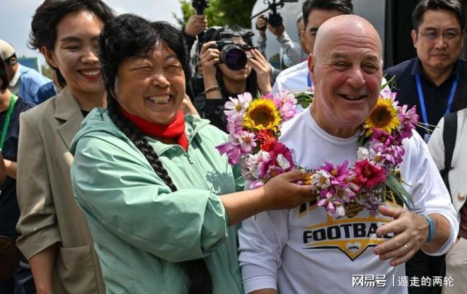 李海新执法京沪大战!吹申花最近7场6胜1平,国安争第二,张玉宁大战拉唐