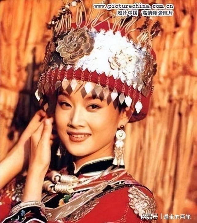 上海男篮抵沪!众人接机,李弘权开心,卢伟洛夫顿淡定,白边圈粉
