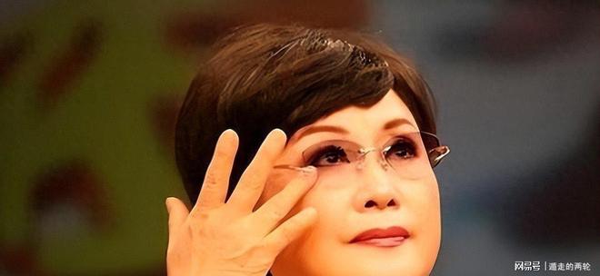 上海男篮抵沪!众人接机,李弘权开心,卢伟洛夫顿淡定,白边圈粉