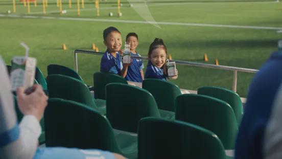 佩林卡给湖人球迷送了份盲盒——里头可能是佩顿·沃特森