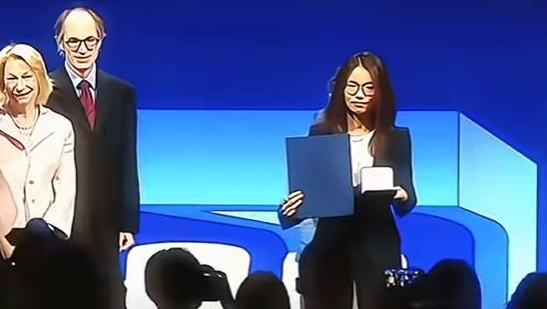 男子充值1000元，账户误到账26419933亿元巨款，疯狂消费后拒不退还；平台发现后冻结账户并起诉，法院判了