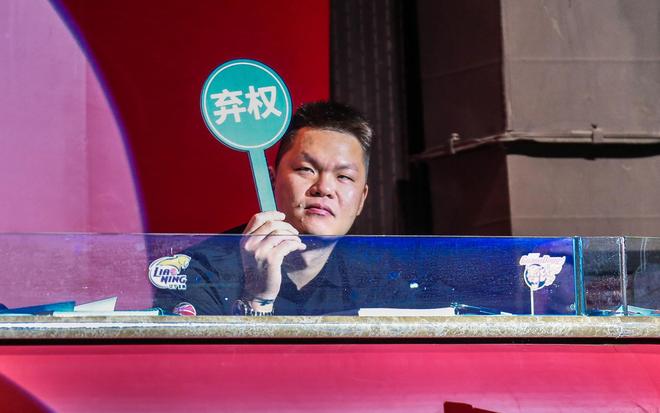 四国邀请赛再尝败绩,山东男篮69‑79输给澳大利亚骑士遭遇两连败,高压之下投篮失准失误扎堆,跟不上节奏,阵地进攻手段单一亟待改善