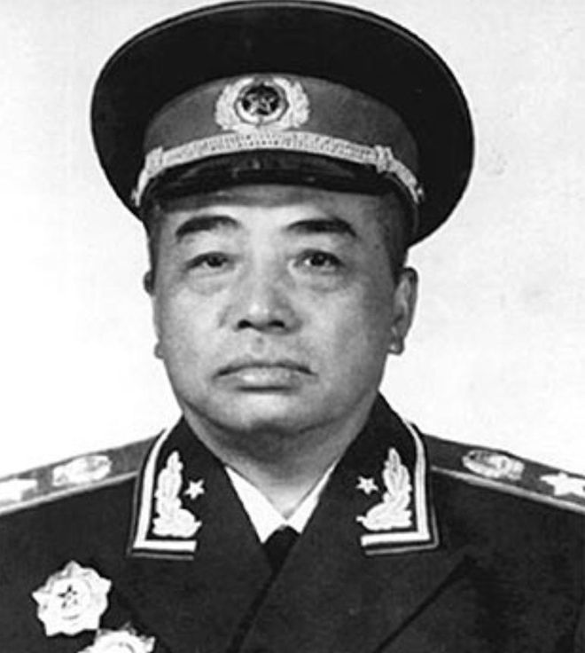 库明加亮相森林狼训练馆!与华子开心拥抱 和主帅高管认真交流
